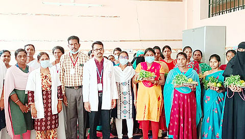 அரசு ஆரம்ப சுகாதார நிலையத்தில் கர்ப்பிணி பெண்களுக்கு கீரை, பழங்கள் வழங்கப்பட்டது.