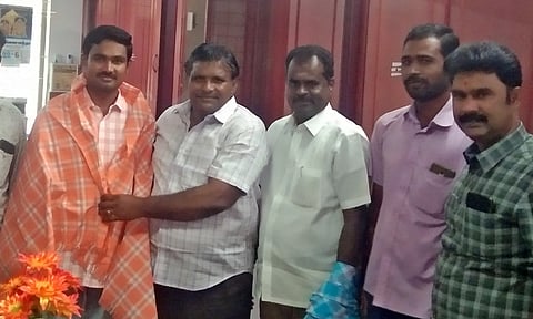 சங்க நிர்வாகியை பாராட்டிய காட்சி.