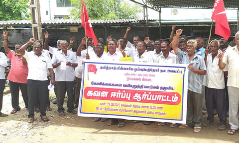 ஆா்ப்பாட்டத்தில் ஈடுபட்ட ஓய்வு பெற்றோா் நல அமைப்பினா்.
