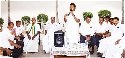 கூட்டத்தில் ரூபி மனோகரன் எம்.எல்.ஏ. பேசிய காட்சி.