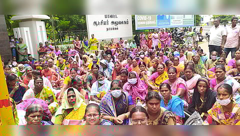 நாமக்கல் கலெக்டர் அலுவலகம் முன்பு தா்ணாவில் ஈடுபட்ட பெண்கள்.