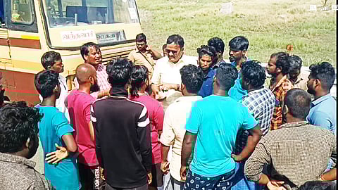 பஸ்சை மறித்து சாலை மறியலில் ஈடுபட்ட கிராம மக்கள்.