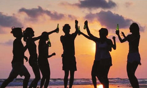 மது விருந்தில் ஆண் நண்பர்களுக்கு கல்லூரி மாணவிகளை விருந்தாக்கிய தோழி