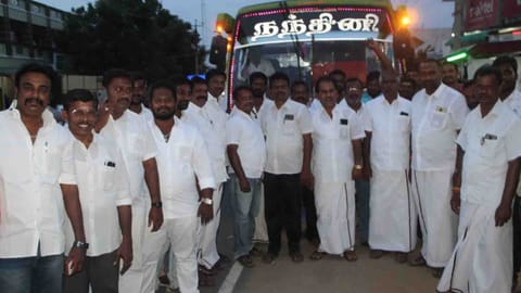 மங்கலம் தி.மு.க.வினர் உற்சாக வரவேற்பு அளிக்க வந்த காட்சி.