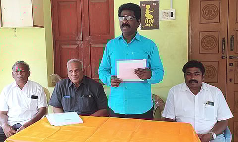 கூட்டத்தில சங்க தலைவா் எஸ்.அகிலன் பேசிய போது எடுத்த படம்.