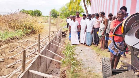 குலசேகரநல்லூரில் மலர் குளம் வரத்து கால்வாயில் தடுப்புச்சுவர் கட்டும் பணியை சண்முகையா எம்.எல்.ஏ. பார்வையிட்ட காட்சி.