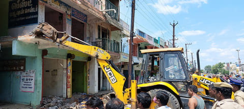 விருத்தாசலத்தில் ஆக்கிரமிப்பு கட்டிடங்களை பொக்லைன் எந்திரம் மூலம் அகற்றிய காட்சி.