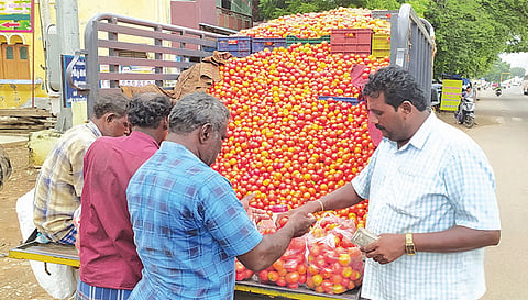 வாகனம் மூலம் சாலையோரங்களில் குறைந்த விலைக்கு தக்காளி விற்பனை நடைபெறும் காட்சி.