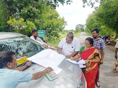தேசூர் அருகே நடைபெற உள்ள சாலை விரிவாக்க பணிகளை சென்னை கோட்ட பொறியாளர் விசாலாட்சி, ஆய்வு செய்த போது எடுத்த படம்