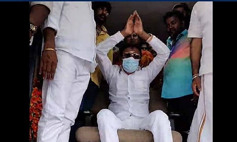 70-வது பிறந்தநாளை கொண்டாடிய விஜயகாந்த்: தொண்டர்களை பார்த்து கையசைத்தார்