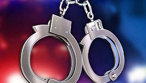 பாவூர்சத்திரத்தில்  பள்ளி அருகே குட்கா விற்ற 2 பேர் கைது