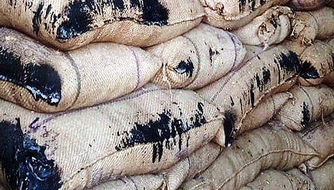 எரிந்து சேதமான சாக்குகள்.