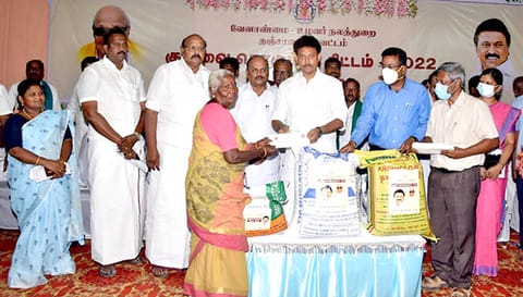 பயனாளிகளுக்கு நலத்திட்ட உதவிகளை அமைச்சர் அன்பில் மகேஷ் பொய்யாமொழி வழங்கினார்.