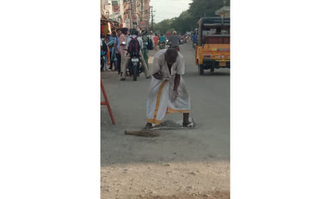 சாலையை சீரமைத்த முதியவர்.