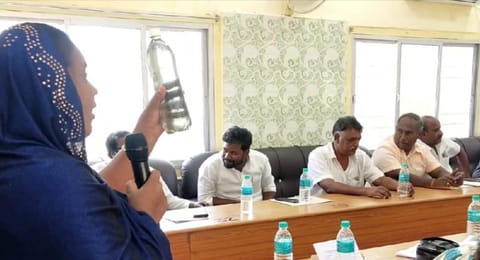 நகரசபை கூட்டத்தில் குடிநீரில் கழிவு நீர் கலந்து வருவதாக குற்றம் சாட்டிய கவுன்சிலர்.