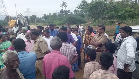 லாரி, பொக்லைன் எந்திரங்களை சிறைப்பிடித்த பொதுமக்களிடம் போலீசார் பேச்சு வார்த்தை நடத்திய காட்சி.