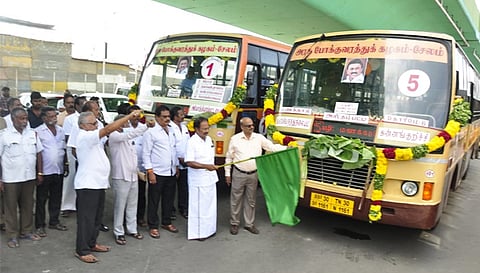 புதிய வழித்தடங்களில் பஸ்களை ராஜேந்திரன் எம்.எல்.ஏ கொடியசைத்து  தொடங்கி வைத்த காட்சி. அருகில் அரசு  போக்குவரத்து கழக மண்டல மேலாளர் லட்சுமணன், நிர்வாக இயக்குநர் பொன்முடி மற்றும் பலர் உள்ளனர்.