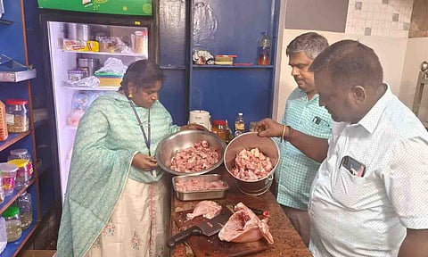 தரமற்ற சிக்கனை அதிகாரிகள் பறிமுதல் செய்த காட்சி.&nbsp;