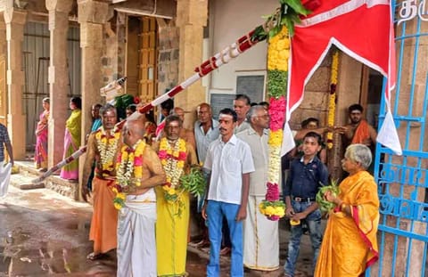 தசரா விழாவை முன்னிட்டு பாளை ஆயிரத்தம்மன் கோவிலில் கால்நாட்டு நிகழ்ச்சி நடைபெற்றபோது எடுத்தபடம்.