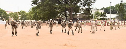 கலக கூட்டத்தினரை கட்டுப்படுத்துவது குறித்து போலீசாருக்கு ஒத்திகை பயிற்சி நடந்தது.