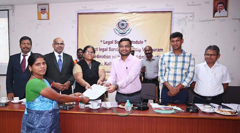 சட்டவிழிப்புணர்வு ஆலோசனைக்கூட்டத்தில்  பயனாளிகளுக்கு அரசின் நலத்திட்ட உதவிகளை மாவட்ட  கலெக்டர ஷ்ரவன் குமார் வழங்கினார். அருகில் மாவட்ட முதன்மை நீதிபதி கீதாராணி மற்றும் பலர் உள்ளனர்.&nbsp;