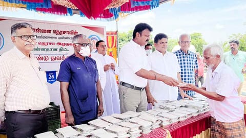 விழாவில் அன்னதான திட்டத்தை மாநகராட்சி ஆணையர் சரவணகுமார் தொடங்கி வைத்தார்.