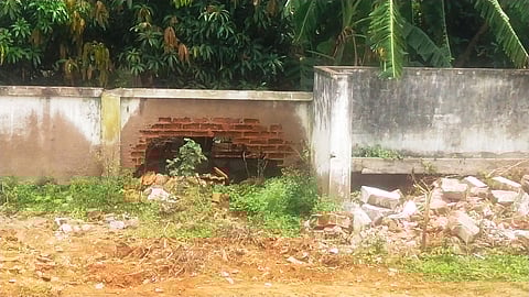 மேட்டுப்பாளையம்  அரசு மேல்நிலைப்பள்ளியில் பாதுகாப்பான சுற்றுச்சுவர் அமைக்க வேண்டும்