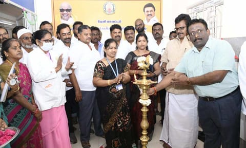 நிகழ்ச்சியில் கலெக்டர் முரளிதரன் குத்துவிளக்கேற்றி வைத்து பார்வையிட்டார்.