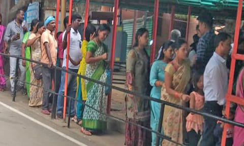 குமரி மாவட்டத்தில் உள்ள சுற்றுலா தலங்களில் கூட்டம் அலைமோதியது - விவேகானந்தர் மண்டபத்திற்கு செல்ல நீண்ட வரிசையில் காத்திருந்தனர்