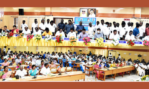 திருவண்ணாமலையில் மாவட்ட ஊரக வளர்ச்சி முகமையின் சார்பில் ஆட்சிமன்றகுழுக் கூட்டம் மாவட்ட கலெக்டர் முருகேஷ் தலைமையில் நடைபெற்ற போது எடுத்தபடம்.
