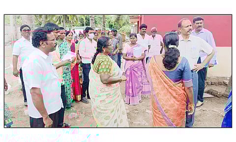 &nbsp;மத்தூர் ஒன்றியம் களர்பதி ஊராட்சி சமத்துவபுரத்தில் புனரமைக்கப்பட்ட வீடுகளை ஆய்வு மேற்கொண்டு பயனாளிகளிடம் விவரம் கேட்டறிந்த  கூடுதல் இயக்குனர் ஆனந்தராஜ் ,  திட்ட இயக்குனர் மலர் விழி.
