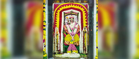 சுவாமிக்கு அலங்காரம் செய்யப்பட்டிருந்த காட்சி