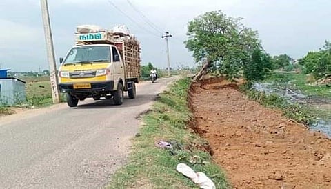 மேலப்பாளையம் குறிச்சியில் இருந்து நத்தம் செல்லும் சாலை அகலப்படுத்தும் பணி நடைபெற்று வருவதை படத்தில் காணலாம்.
