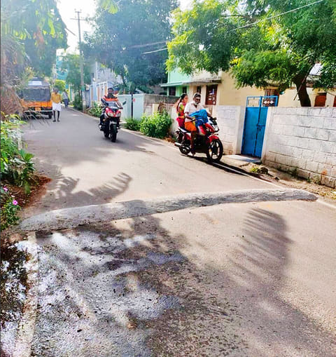 திடீரென தோன்றியுள்ள வேகத்தடை.