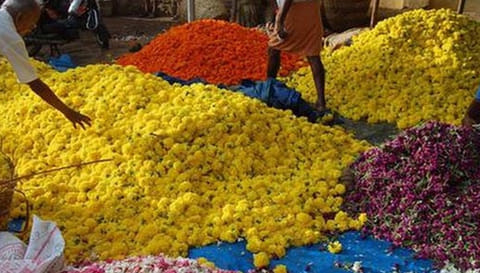 விநாயகர் சதுர்த்தியையொட்டி பூக்கள் விலை கடும் உயர்வு மல்லிகைப்பூ 1 கிலோ ரூ.1000-க்கு விற்பனை