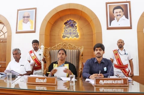 குடிநீர் பணிகளுக்காக  குழிகளை தோண்டி மூடாமல் இருந்தால் அபராதம்-மாநகராட்சி கூட்டத்தில் எச்சரிக்கை