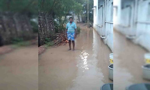 வீடுகள் முன்பு தேங்கிய மழைநீரை படத்தில் காணலாம்.