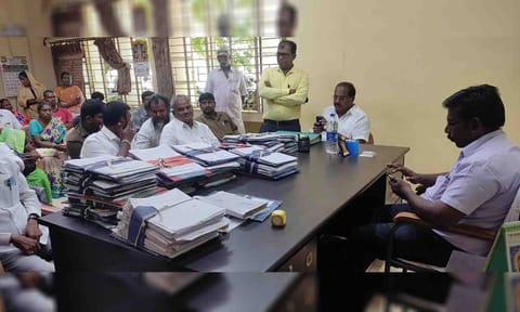 பல்லடம் தாலுகா அலுவலகத்தில் பேச்சுவார்த்தை நடைபெற்ற போது எடுத்த படம்.