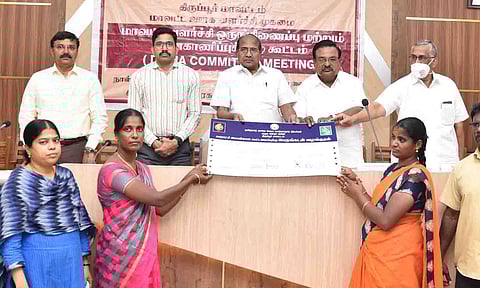 &nbsp;மகளிா் சுய உதவிக் குழுக்களுக்கு கடனுதவி வழங்கிய காட்சி.&nbsp;