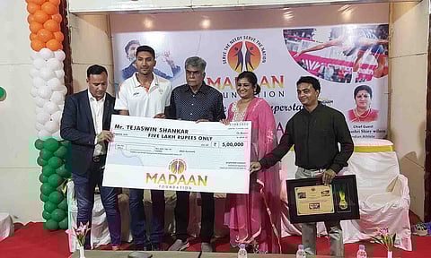 பாராட்டு விழாவில் தேஜஸ்வின் சங்கருக்கு காசோலை வழங்கப்பட்ட காட்சி.