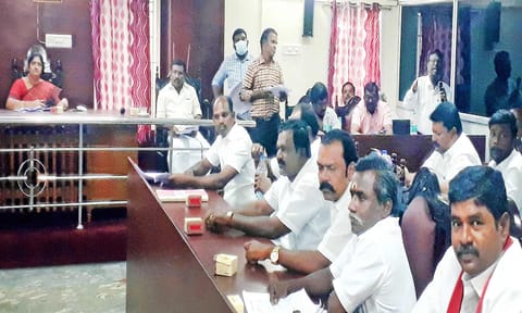 நகராட்சி கூட்டம் தலைவர் ரேணுபிரியா தலைமையில் நடைெபற்றது.