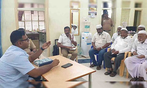 மாவட்ட போலீஸ் சூப்பிரண்டு சசாங் சாய் பள்ளிவாசல் நிர்வாகிகளுடன் ஆலோசனை நடத்திய காட்சி .