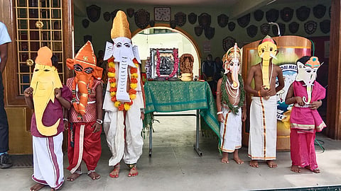 விநாயகர் வேடம் அணிந்த மாணவர்களை படத்தில் காணலாம்.