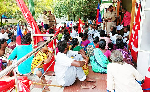கலசப்பாக்கம் தாலுகா அலுவலகத்தை முற்றுகையிட்டு போராட்டம் நடத்திய போது எடுத்த படம்.