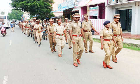 விநாயகர் சதுர்த்தி முன்னிட்டு போலீசார் கொடி அணிவகுப்பு ஊர்வலம் எஸ்.பி தீபா சத்யன் தலைமையில் நடந்த போது எடுத்த படம்.