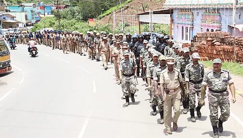 ஊட்டி- கோத்தகிரியில் போலீசார் கொடி அணிவகுப்பு