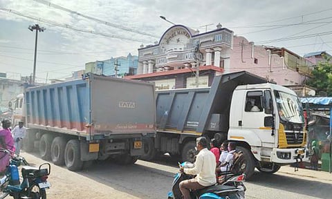 கனரக வானகங்கள் இயக்க தடை விதிக்க வேண்டும்