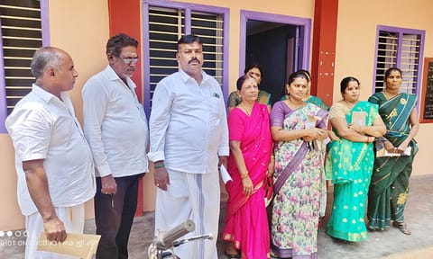 வெளிநடப்பு செய்த கவுன்சிலர்கள்.