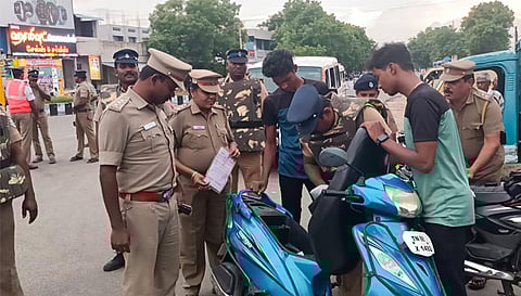 போலீசார் வாகன சோதனையில் ஈடுபட்ட போது எடுத்த படம்.