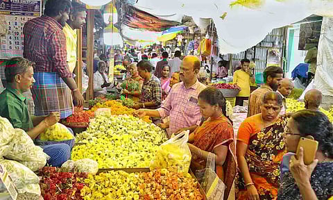 திருப்பூர் மார்க்கெட்டில் பூக்கள் வாங்க குவிந்த பொதுமக்கள்.&nbsp;